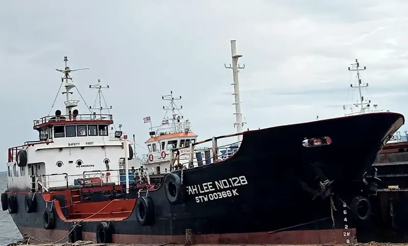 Fah Lee No. 128, tug boat