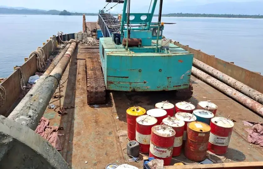 Refloating pontoons from the seabed